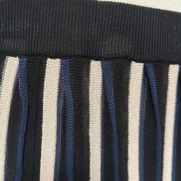 Leo & Sage. SZ M. Black, navy, ivory w/gold lame knit pleated skirt. - Picture 2 of 8